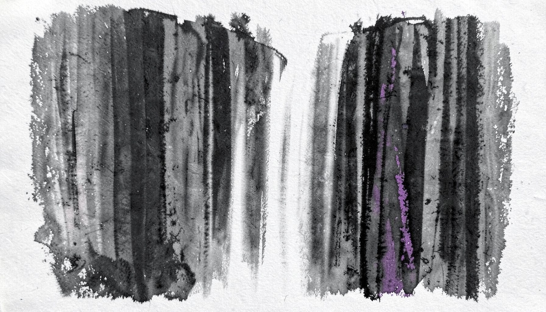 Composición monocroma en gris carbón que evoca una cascada sobre acantilado, con sutiles texturas verticales que sugieren movimiento y quietud a la vez.