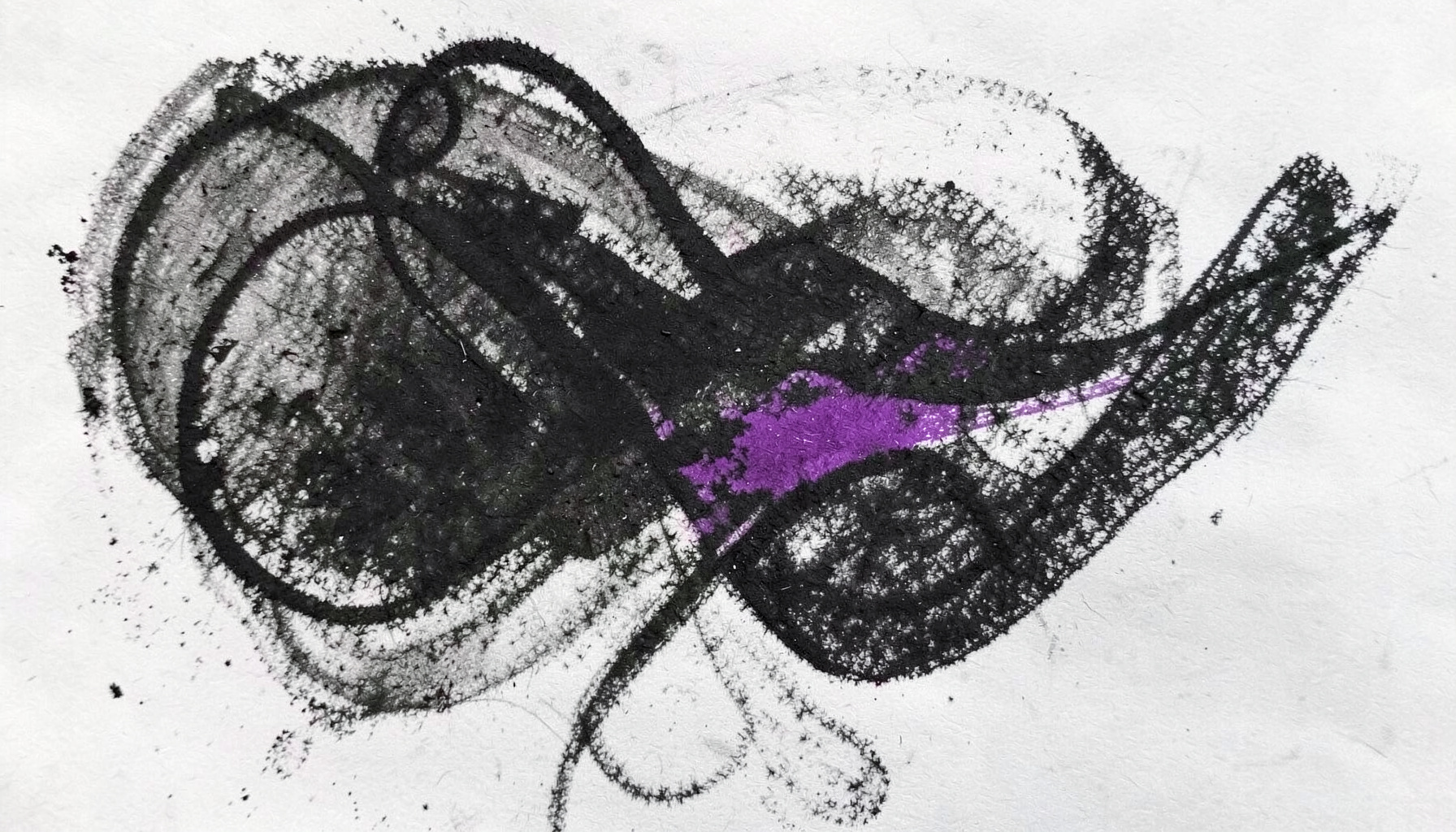 Composición abstracta en carboncillo con formas fluidas y texturas orgánicas, tonos grises profundos y negros que sugieren movimiento y profundidad